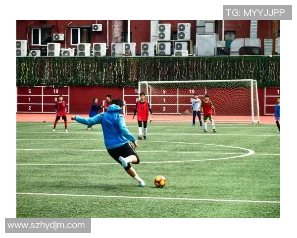 足球巨星绿茵赛场劲射瞬间展现力量与速度结合之美 足球巨星绿茵赛场劲射瞬间展现力量与速度结合之美