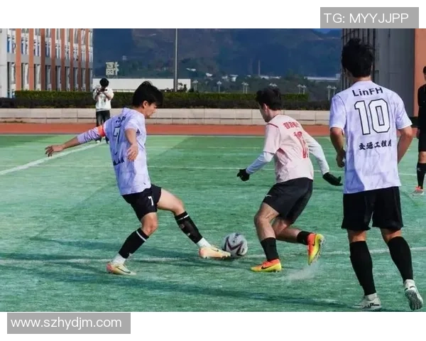 足球球星亲临试训现场展现技艺引爆全场年轻球员激情梦想